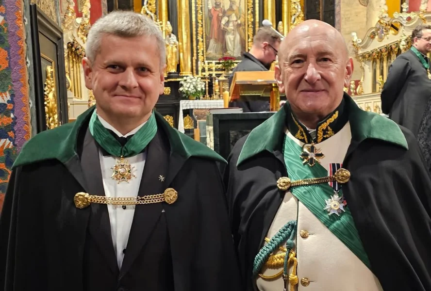Piotr Szlązak w stroju Zakonu św. Łazarza podczas uroczystości zakonnej